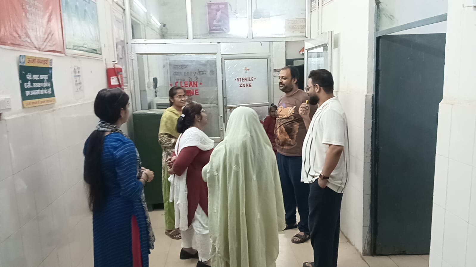 हमीरपुर :बीती रात सीएचसी मौदहा पहुंचीं सीएमओ, मरीजों से जाना दवा और भोजन का हाल