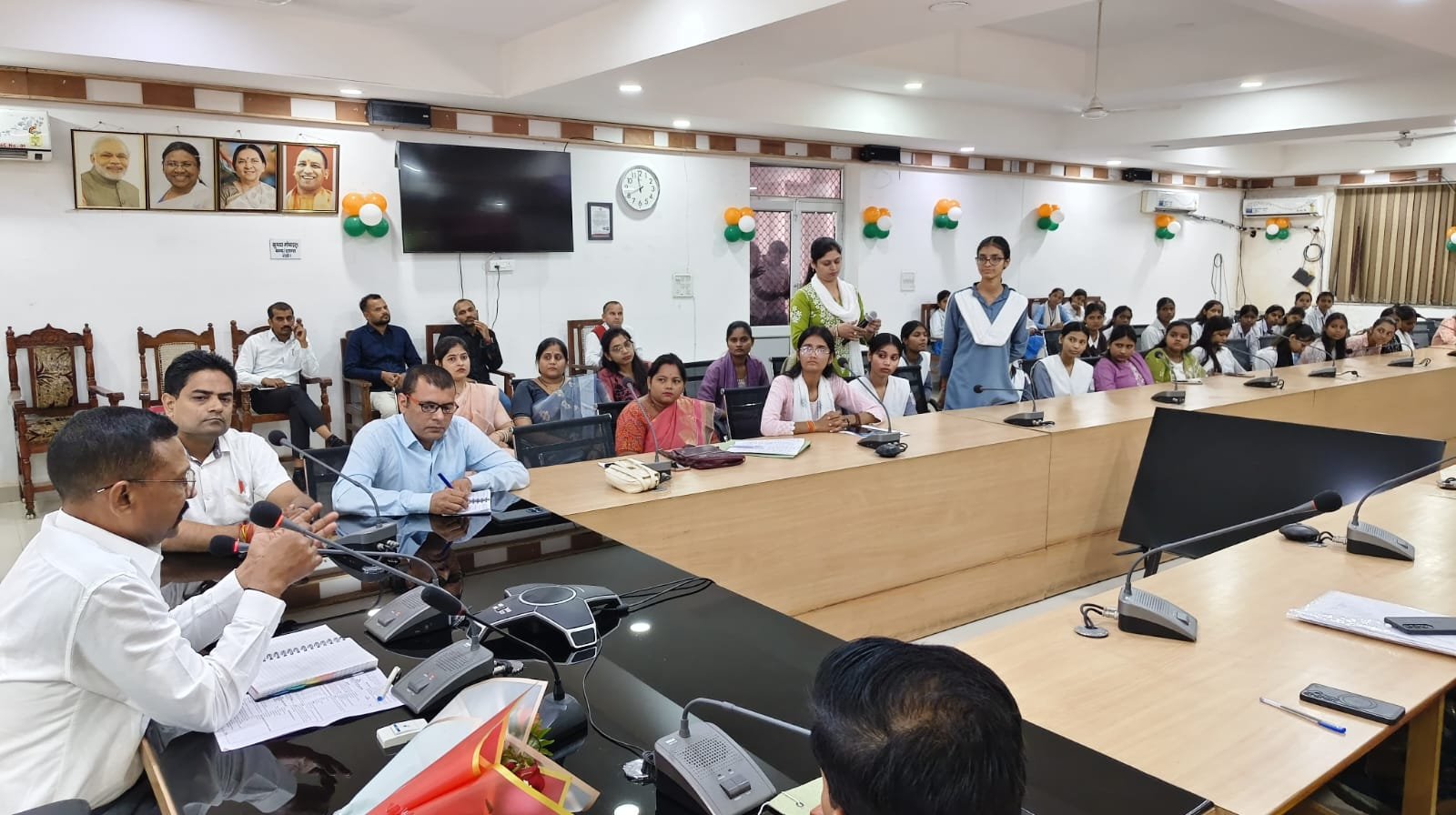 हमीरपुर :मिशन शक्ति के तहत जिलाधिकारी ने छात्राओं को दिखाया कैरियर निर्माण का मार्ग, अभ्युदय योजना से प्रतियोगी परीक्षाओं की तैयारी के बताए तरीके