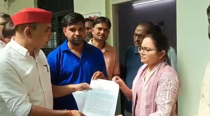 हमीरपुर :राठ में सपा का प्रदर्शन, राहुल गांधी का पुतला जलाने वाले भाजपा नेताओं पर एफआईआर की मांग