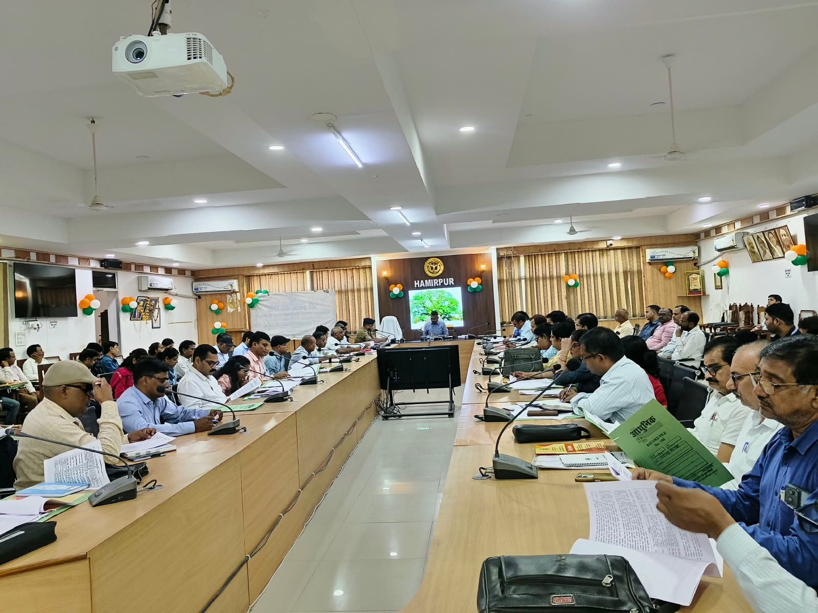 हमीरपुर :PET-2026 को नकलविहीन कराने के लिए डीएम सख्त, 12 केंद्रों पर तैनात होंगे मजिस्ट्रेट