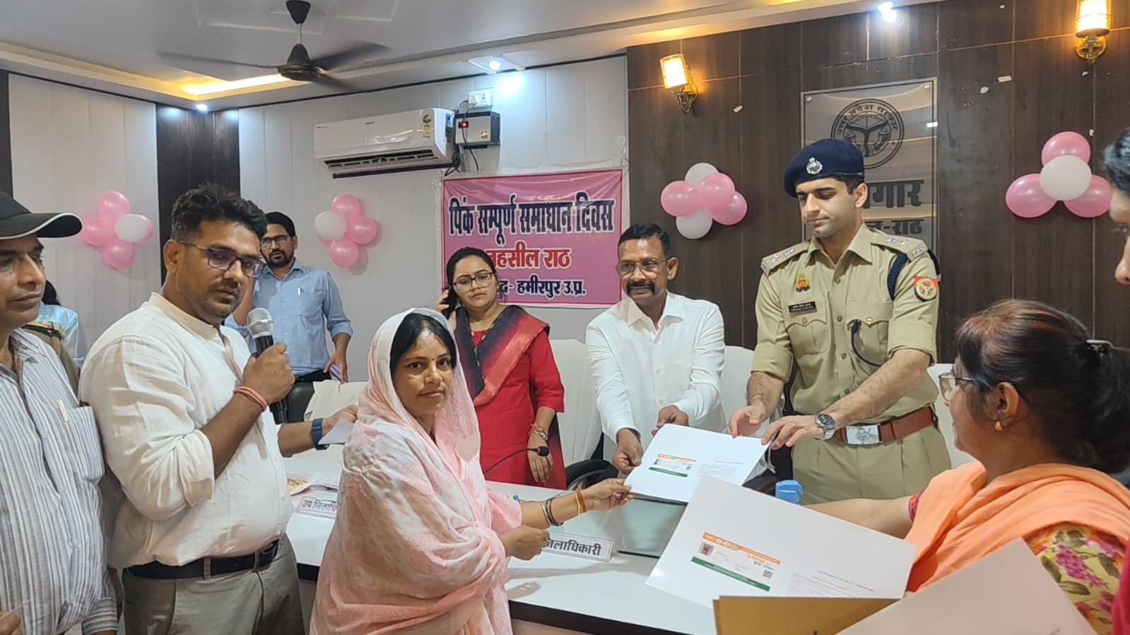 हमीरपुर :चारों तहसीलों में 237 शिकायतें, 35 का मौके पर निस्तारण, राठ में पिंक समाधान दिवस पर महिलाओं को मिला योजनाओं का लाभ