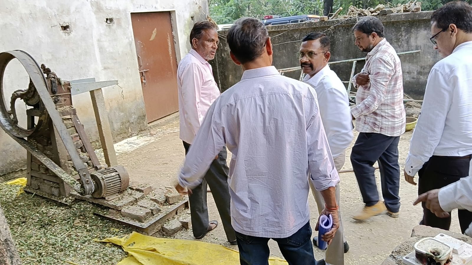 हमीरपुर :नौरंगा गौशाला में डीएम का निरीक्षण, एक माह में कमियां दूर करने के निर्देश