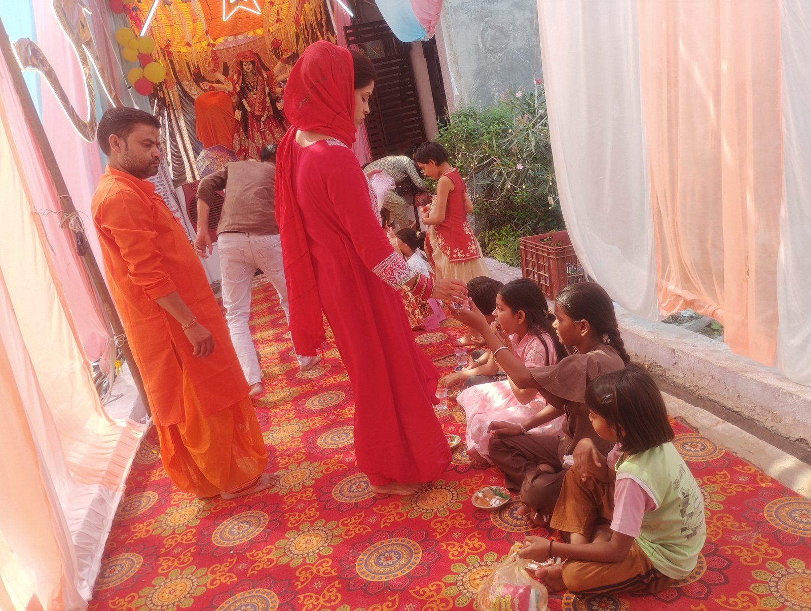 हमीरपुर :महानवमी पर कन्या पूजन, मंदिरों व पंडालों में उमड़ी श्रद्धालुओं की भीड़