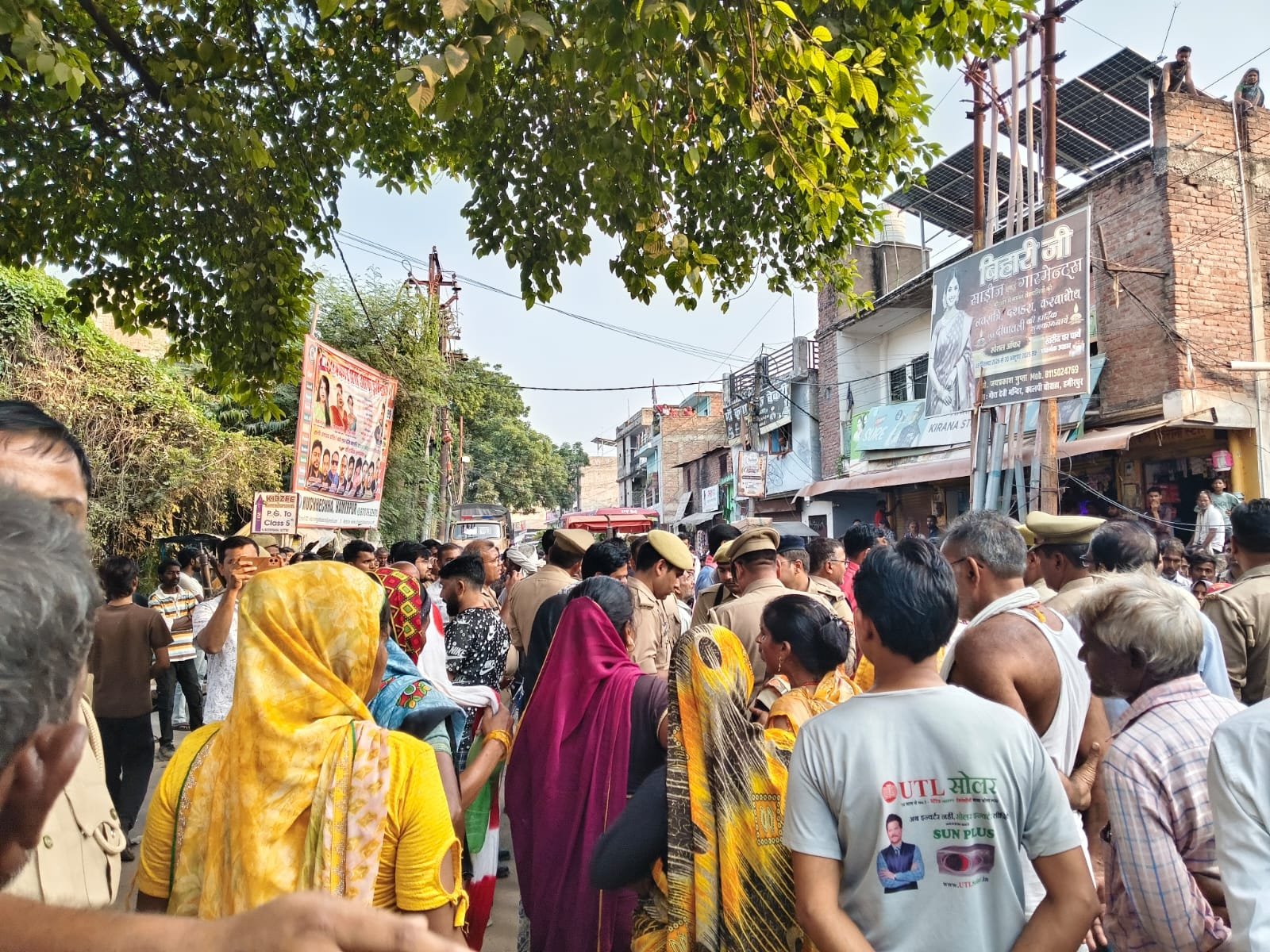 हमीरपुर :फल विक्रेता की मौत के बाद पोस्टमार्टम में मिली गोली, परिजनों ने सड़क पर लगाया जाम