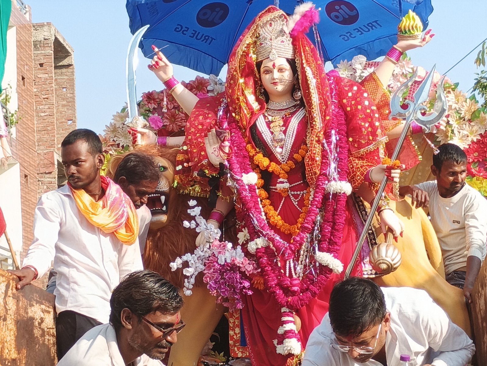 हमीरपुर :भक्ति गीतों और जयकारों के बीच नम आंखों से मां दुर्गा को दी विदाई