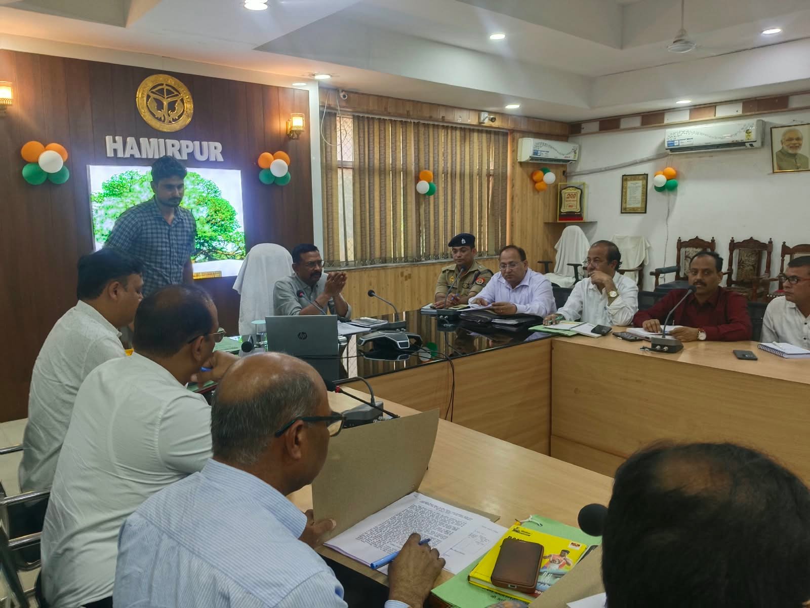 हमीरपुर :स्नातक निर्वाचन कल, डीएम ने तैयारियों की समीक्षा कर दिए निर्देश