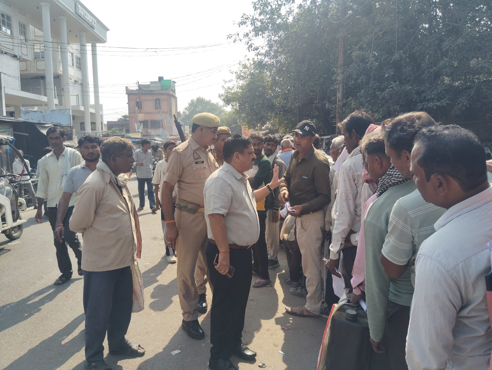 हमीरपुर :खाद की समस्या कौ लेकर किसान रातों से लगा लाईन में