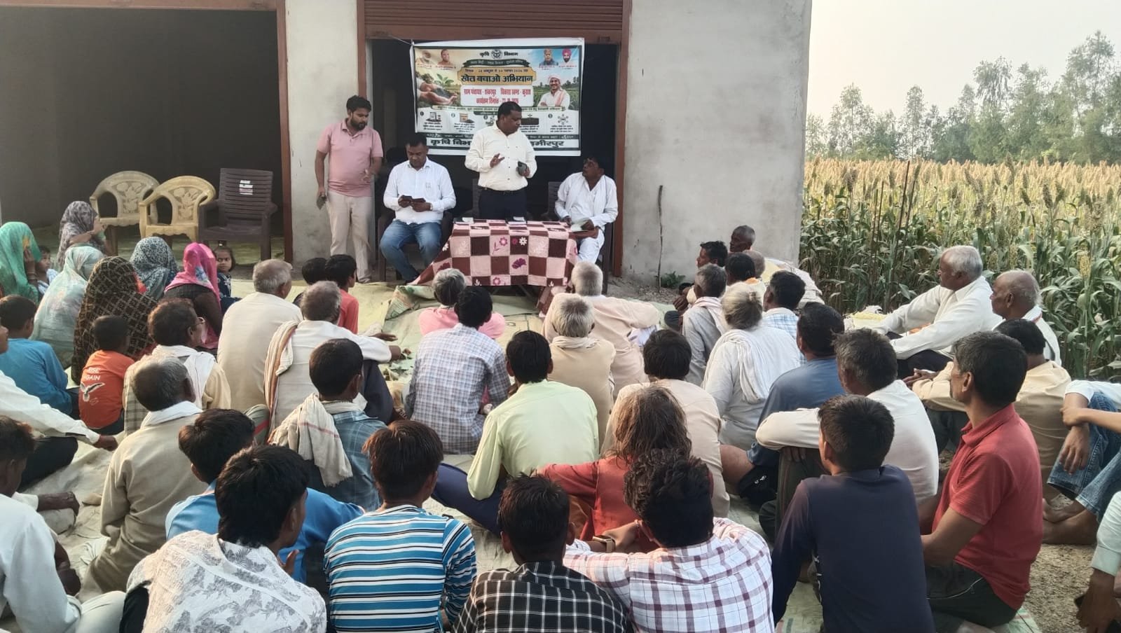हमीरपुर :शंकरपुर में किसानों को खाद के संतुलित उपयोग और प्राकृतिक खेती के बताए फायदे