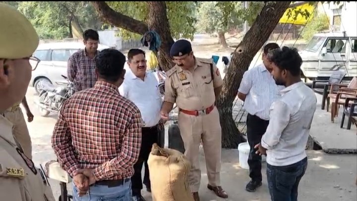हमीरपुर :मौदहा मंडी में ट्रक से 520 बोरी खेसारी दाल बरामद, सचल दल ने की जब्ती