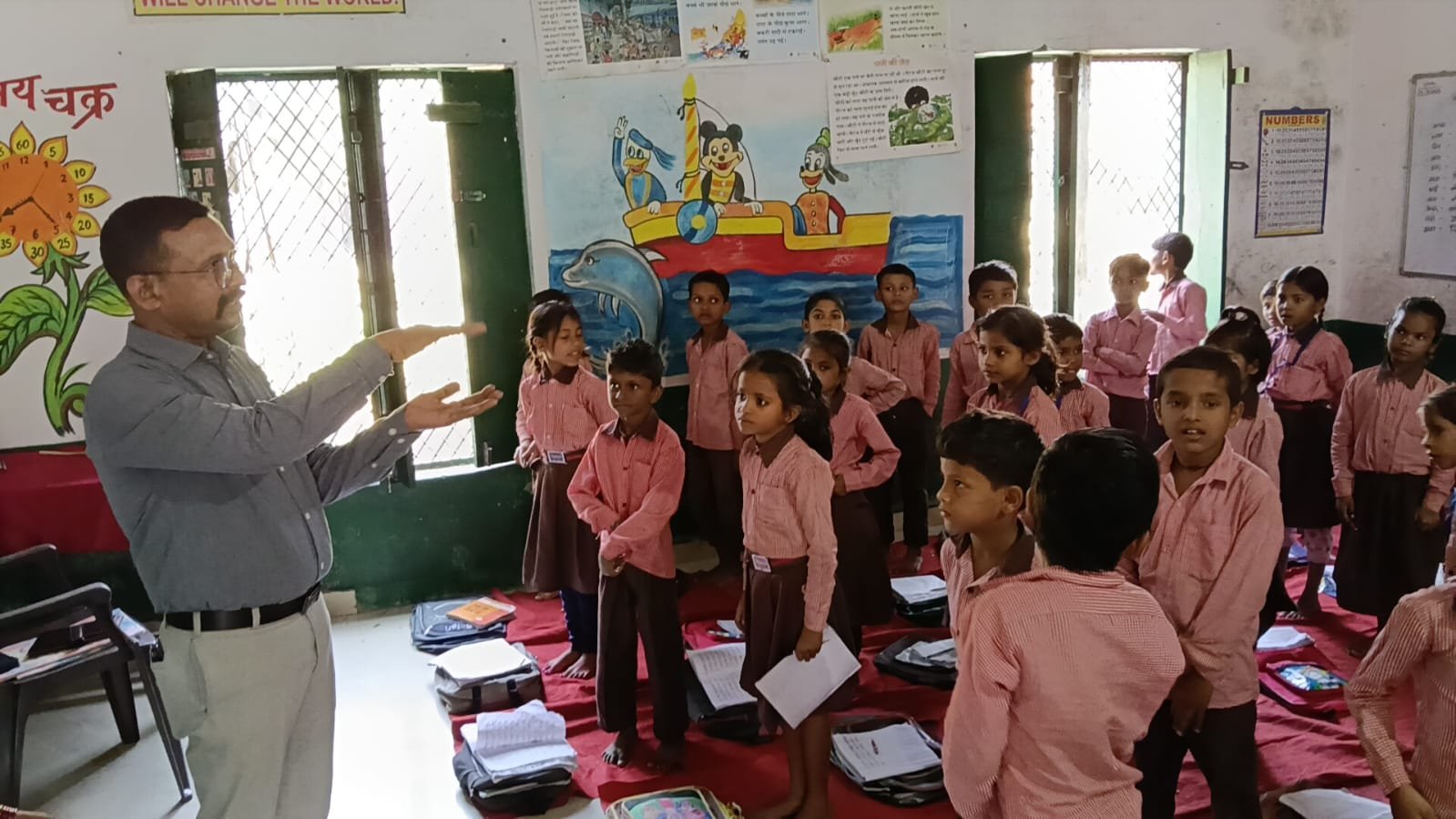हमीरपुर :जिलाधिकारी ने प्राथमिक विद्यालयों का किया निरीक्षण, शिक्षा की गुणवत्ता सुधारने के दिए सख्त निर्देश