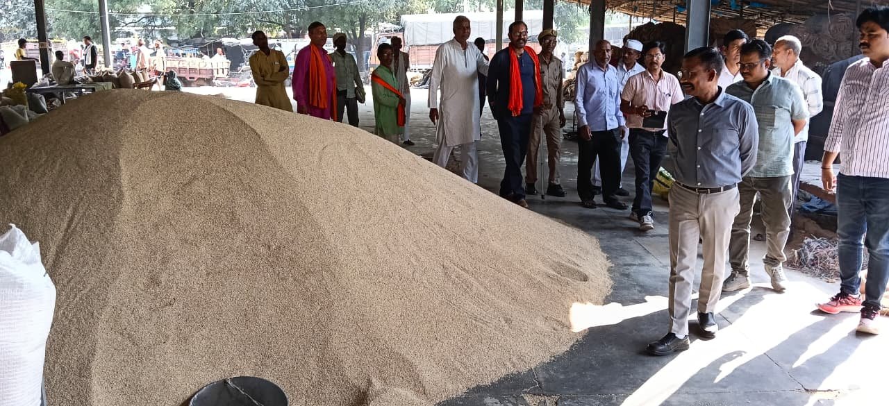 हमीरपुर :मंडी सुमेरपुर में अव्यवस्थाओं पर डीएम नाराज, सुधार के निर्देश