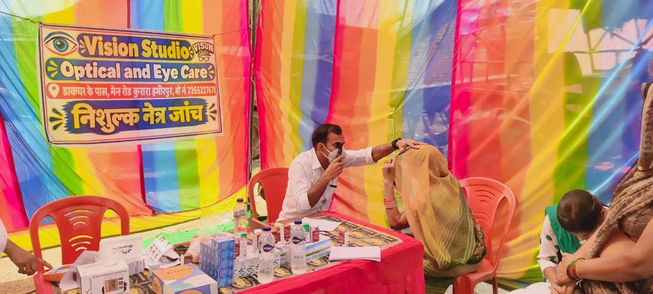 हमीरपुर :निशुल्क नेत्र शिविर में की गई जांच