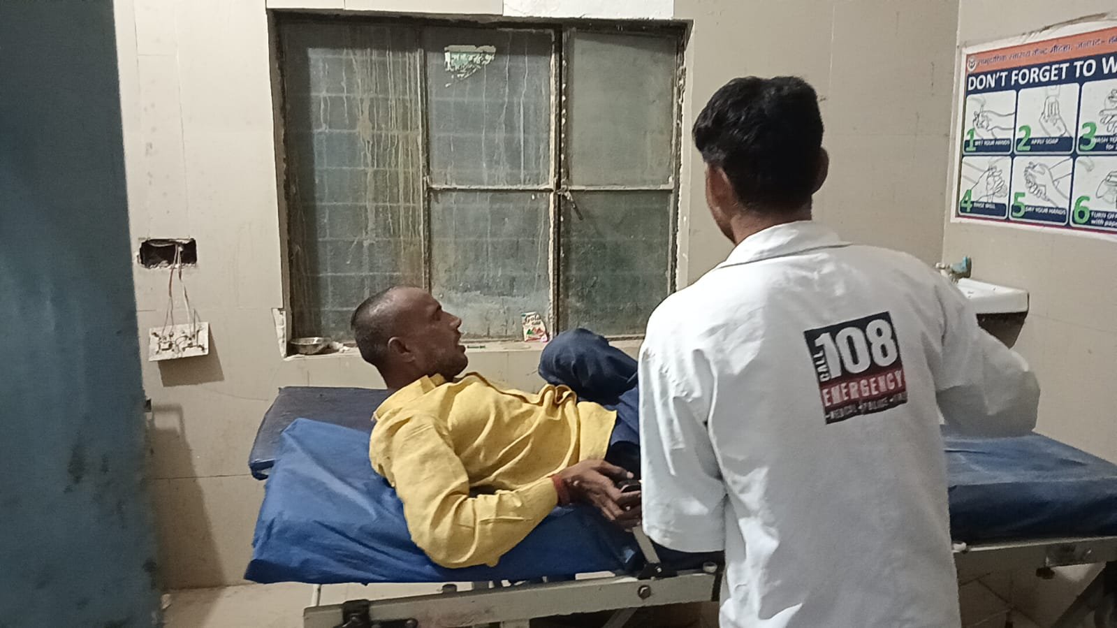 हमीरपुर :मानवता के नाते बाइक पर बैठाया, नीलगाय से टकराई बाइक; दो लोग गंभीर घायल नेत्रहीन श्रवण कुमार की हालत गंभीर, प्राथमिक उपचार के बाद जिला अस्पताल रेफर