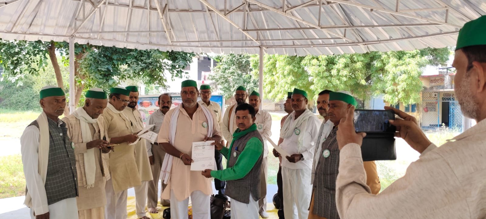 हमीरपुर :खाद की किल्लत, नकली खाद और अन्ना मवेशियों से परेशान किसान, भाकियू ने सौंपा ज्ञापन
