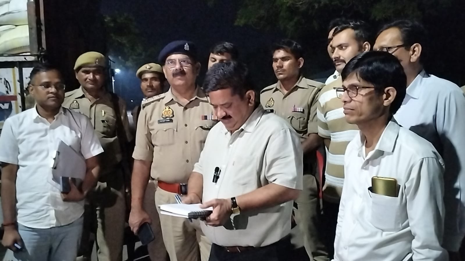 हमीरपुर :नेशनल हाईवे-34 पर एसडीएम और सीओ ने पीछा कर पकड़ा ट्रक, सरकारी बोरों से निकालकर सामान्य बोरों में भरा गया था चावल; चालक हिरासत में