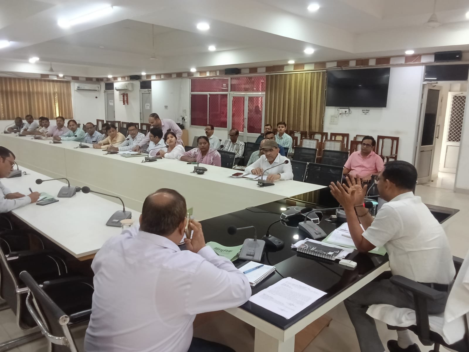 हमीरपुर में 18 वर्ष की आयु पूरी करने वाले युवाओं का मतदाता सूची में पंजीकरण कराएं सभी शिक्षण संस्थान: डीएम