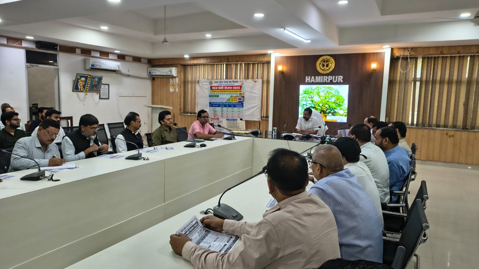 हमीरपुर :ब्याज माफी योजना-2026 का लाभ उठाकर बकाया कर का निस्तारण करें व्यापारी: डीएम,दीपावली पर ग्रीन पटाखों और शुद्ध मिठाइयों की बिक्री पर जोर