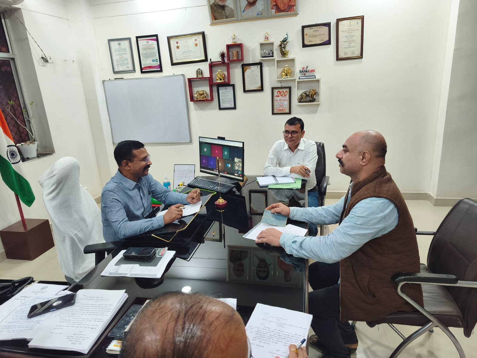 हमीरपुर :जनसुनवाई में डीएम ने सुनीं फरियादियों की समस्याएं, अधिकारियों को दिए त्वरित निस्तारण के निर्देश