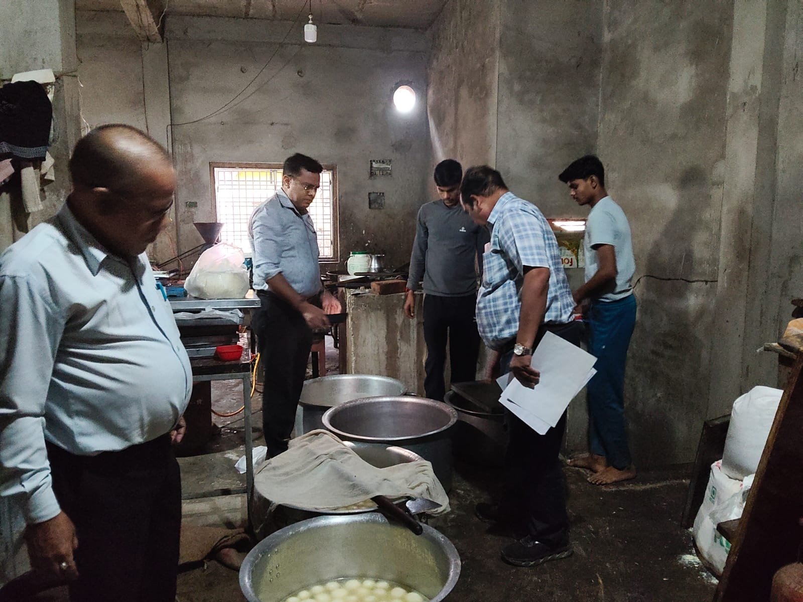 हमीरपुर :दीपावली पर्व के दृष्टिगत खाद्य सुरक्षा विभाग की छापेमारी, मिठाई की दुकानों से लिए गए पांच नमूने