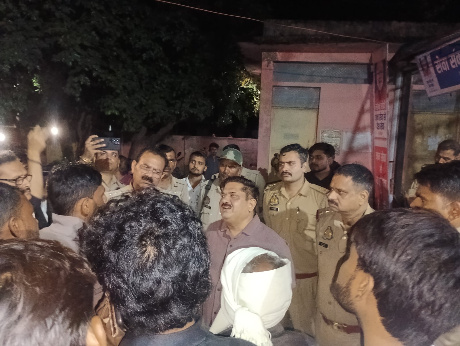 हमीरपुर :नेशनल हाईवे-34 पर ट्रक की टक्कर से बाइक सवार अधेड़ की मौत, शव क्षत-विक्षत, मवइया गांव के पास हुआ दर्दनाक हादसा, एसडीएम और सीओ पहुंचे मौके पर; परिजनों को पांच लाख रुपये मुआ