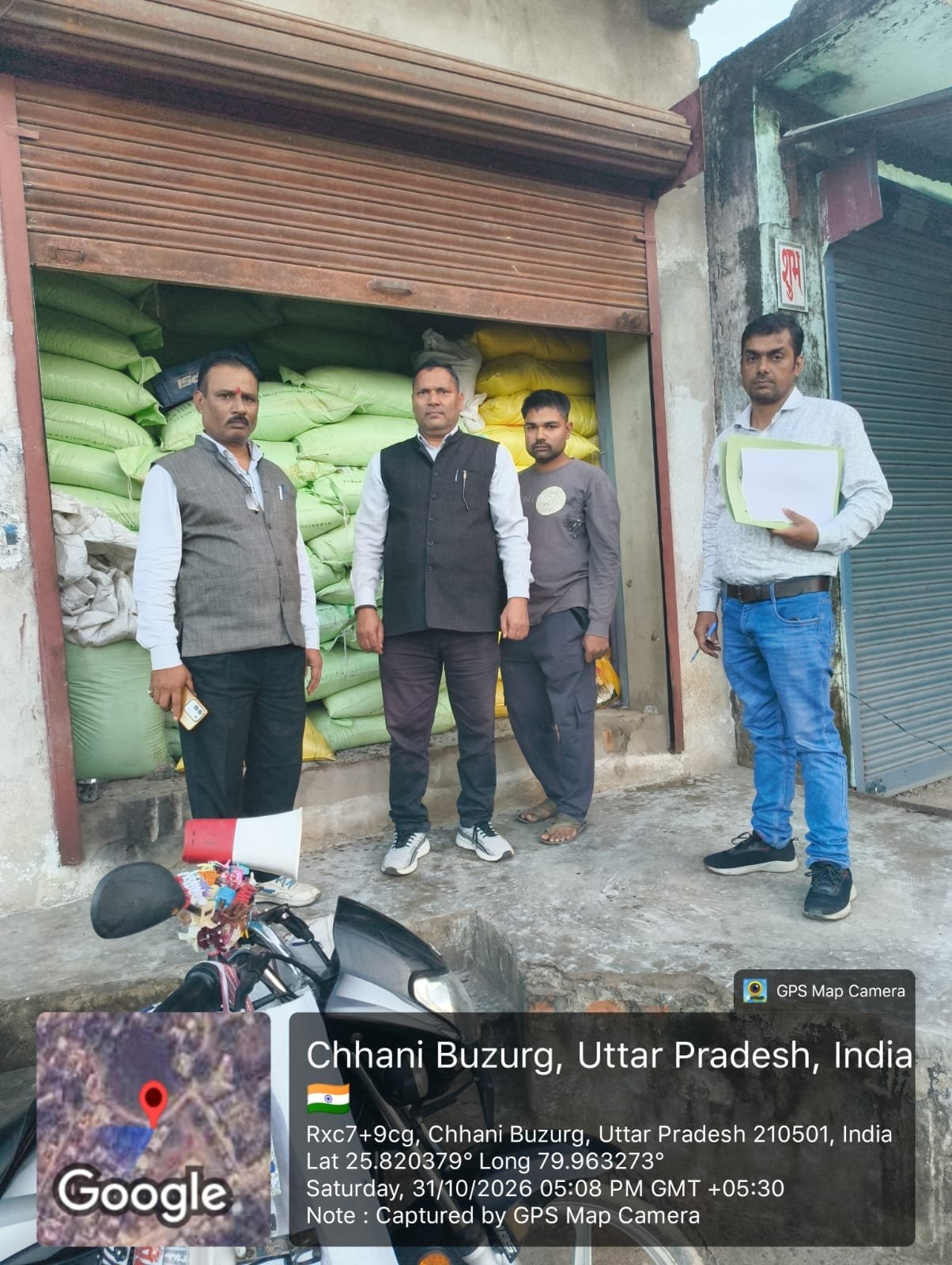 हमीरपुर :उर्वरक दुकानों पर छापेमारी, दिनेश खाद भंडार का लाइसेंस निलंबित, दो दुकानदारों को नोटिस