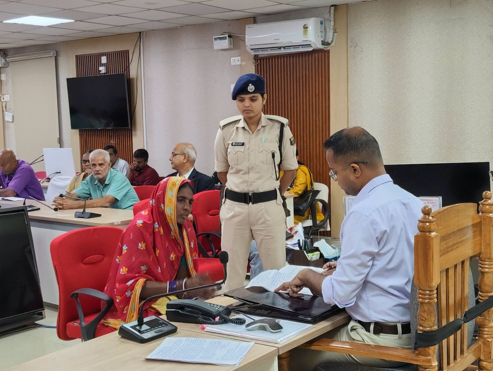 जिला पदाधिकारी ने लोक शिकायत के 16 मामलों की सुनवाई कर तीन मामलों में पारित किया अंतिम आदेश