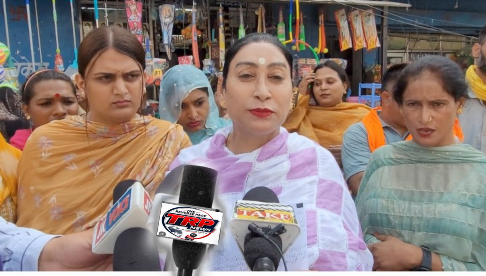 घगवाल क्षेत्र की हदबंदी को लेकर विवाद, महंत सोनिया माई ने रखा अपना पक्ष सांबा: बधाई लेने के लिए घगवाल क्षेत्र की हदबंदी को लेकर किन्नर समाज में चल रहे विवाद के बीच सांबा किन्नर सम