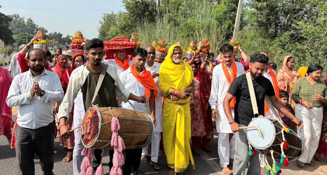 सनातन ही बन सकता है विश्व शांति का सूत्रधार: अशोक शास्त्री हवन-पूजन एवं भव्य कलश यात्रा के साथ दोमाना के मंदिर मोहल्ले में श्रीमद्भागवत सप्ताह का शुभारंभ दोमाना के मंदिर मोह