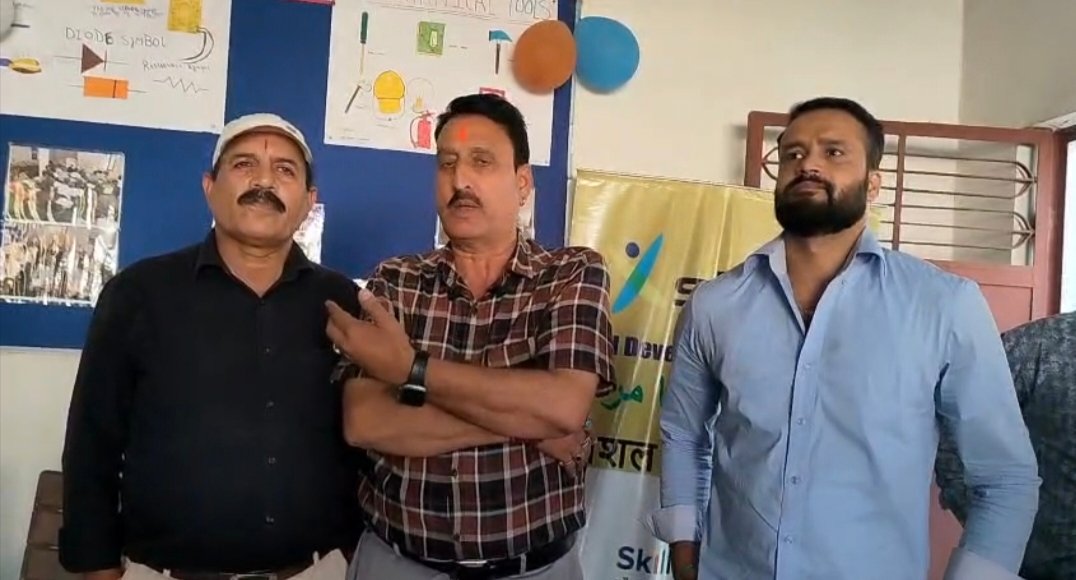 राजेश कुमार पूंछ लोकेशन मेंढर मेंढर में कौशल विकास कार्यक्रम आयोजित; प्रशिक्षणार्थियों को प्रमाण पत्र वितरित मेंढर// द आर्ट ऑफ लिविंग द्वारा मेंढर के आर्ट ऑफ स्किल सेंटर में ए