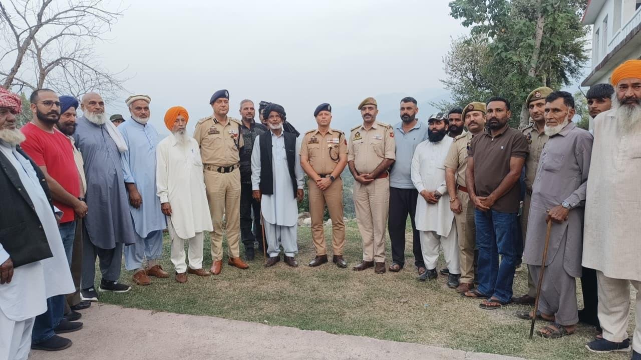 पूंछएसएसपी पुंछ ने सीमावर्ती गांव खारी में थाना दरबार का आयोजन किया; जनसमस्याओं का मौके पर ही निपटारा पुंछ, 05 अक्टूबर, 2026: सीमावर्ती और दूरदराज के क्षेत्रों में पुलिस-जनता संपर्