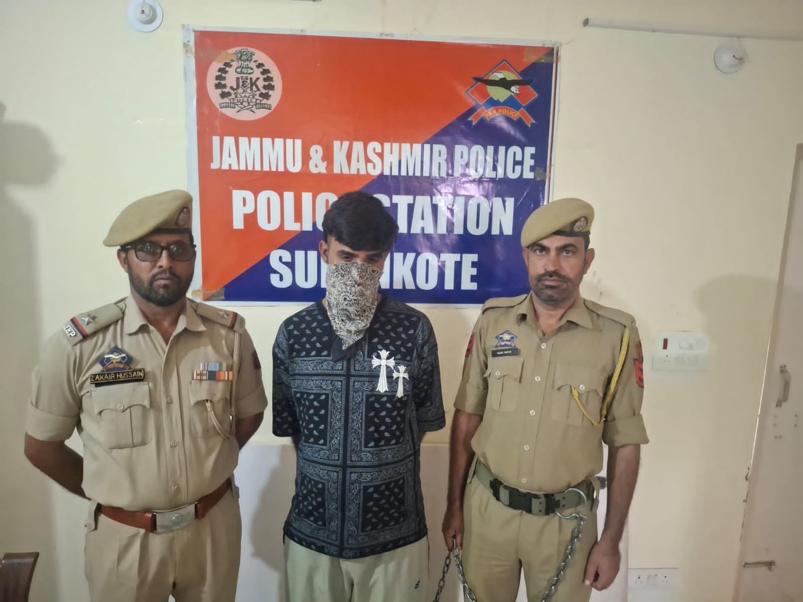 सुरनकोट पुलिस की नशा तस्करी के खिलाफ बड़ी कार्रवाई, हेरोइन और गांजा बरामद 8.52 ग्राम हेरोइन और 16 ग्राम गांजा बरामद, एक आरोपी गिरफ्तार; एनडीपीएस एक्ट के तहत मामला दर्ज पुंछ, 6 अक