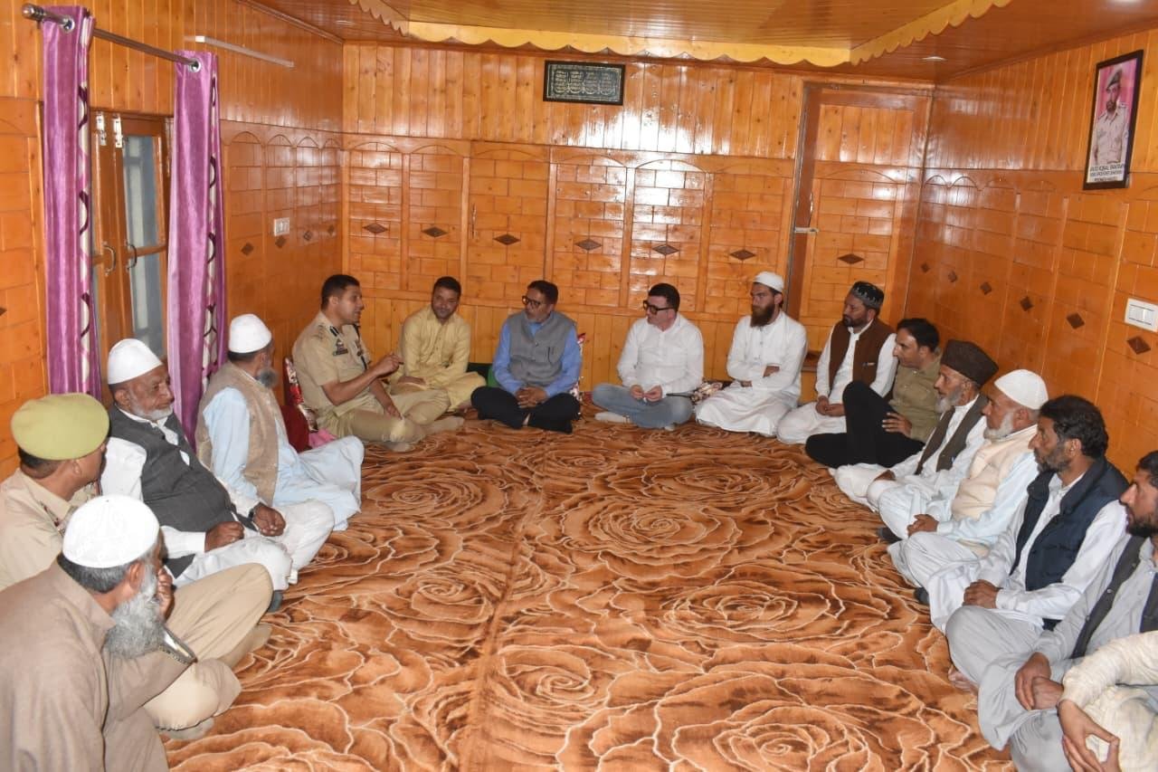 लोरन खरापा में थाना दिवस आयोजित, एसएसपी पुंछ ने सुनीं लोगों की समस्याएं स्थानीय लोगों की शिकायतों का प्राथमिकता पर समाधान करने के निर्देश; नशे और संदिग्ध गतिविधियों के खिलाफ सतर्क