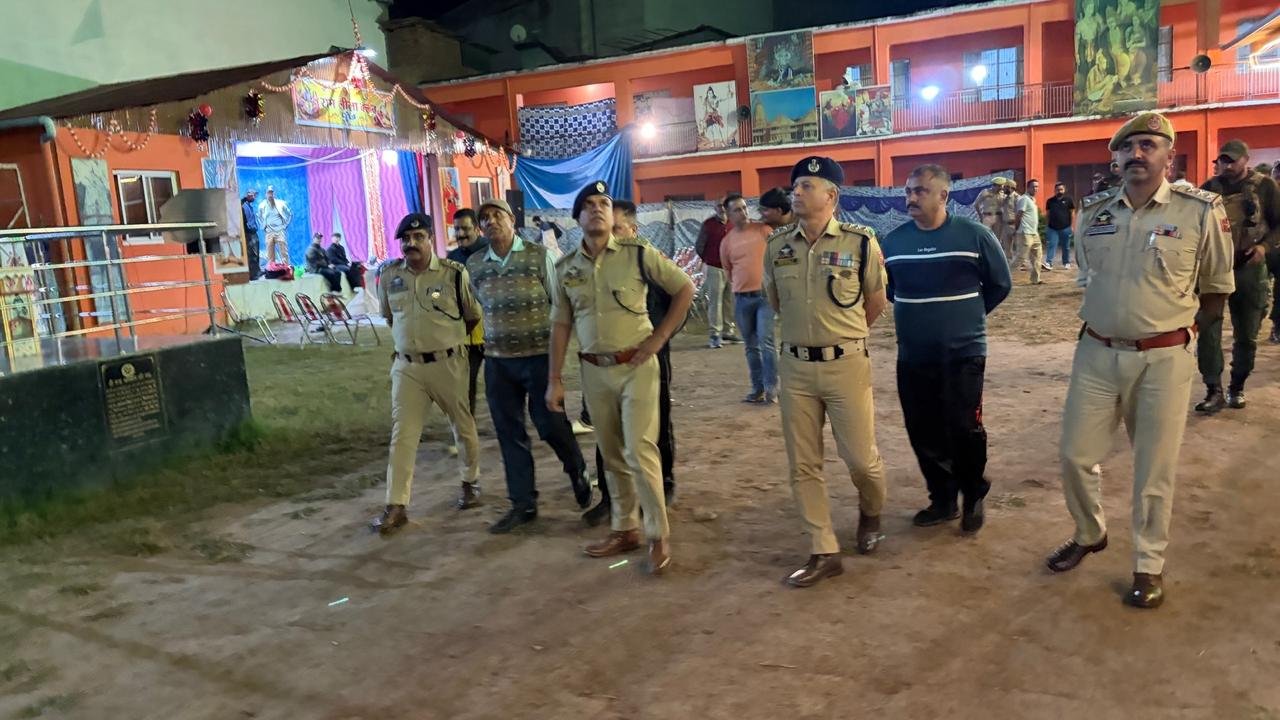 राजेश कुमार, पूंछ एसएसपी पूंछ ने पूंछ बाजार में की पैदल गश्त; नवरात्रि पूजा के सुरक्षा प्रबंधों की समीक्षा की पूंछ, 14.10.2026 वरिष्ठ पुलिस अधीक्षक (एसएसपी) पूंछ, श्री वैभव मीना, आ