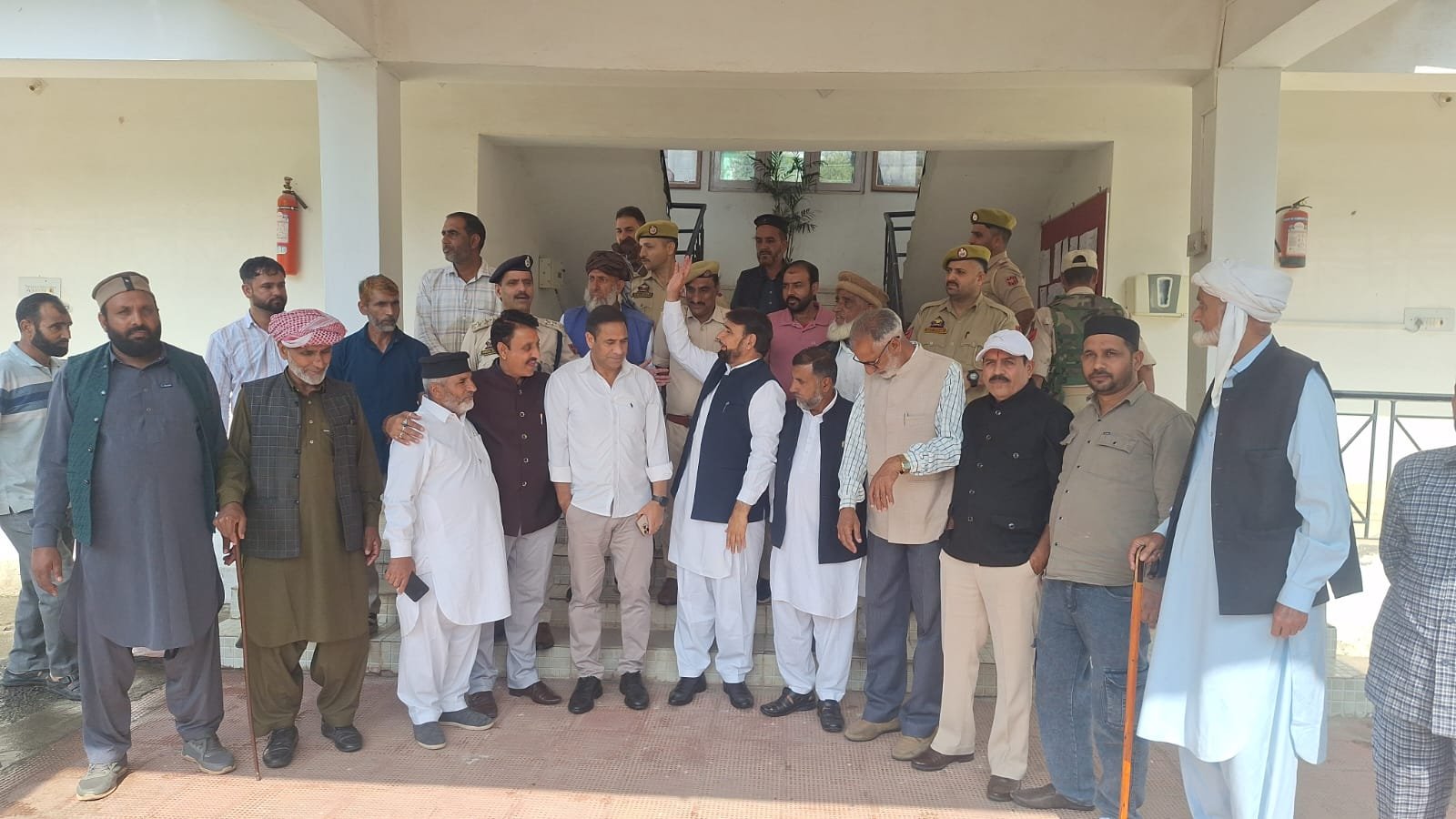 राजेश कुमार पूंछ लोकेशन मेंढर/पूंछ मेंढर में 6JKAP बटालियन ने किया पुलिस-पब्लिक संवाद का आयोजन मेंढर, 15 अक्टूबर: पुलिस और जनता के बीच संबंधों को मजबूत करने के लिए सिविक एक्शन