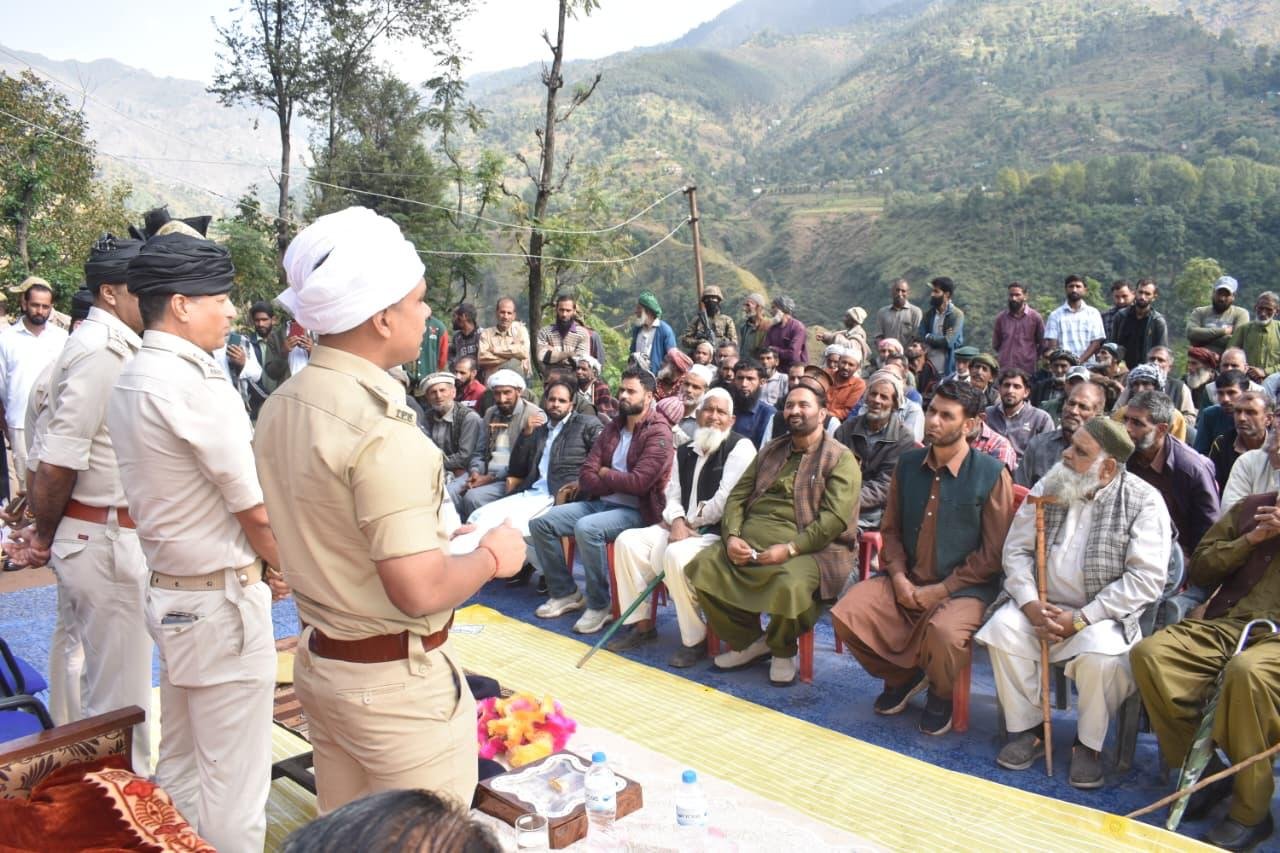 राजेश कुमार, पूंछ एसएसपी पूंछ ने फेंस के आगे किरणी गांव में थाना दिवस का आयोजन किया पूंछ, 15.10.2026 पूंछ जिले का कार्यभार संभालने के बाद एसएसपी पूंछ श्री वैभव मीना, आईपीएस ने आज न