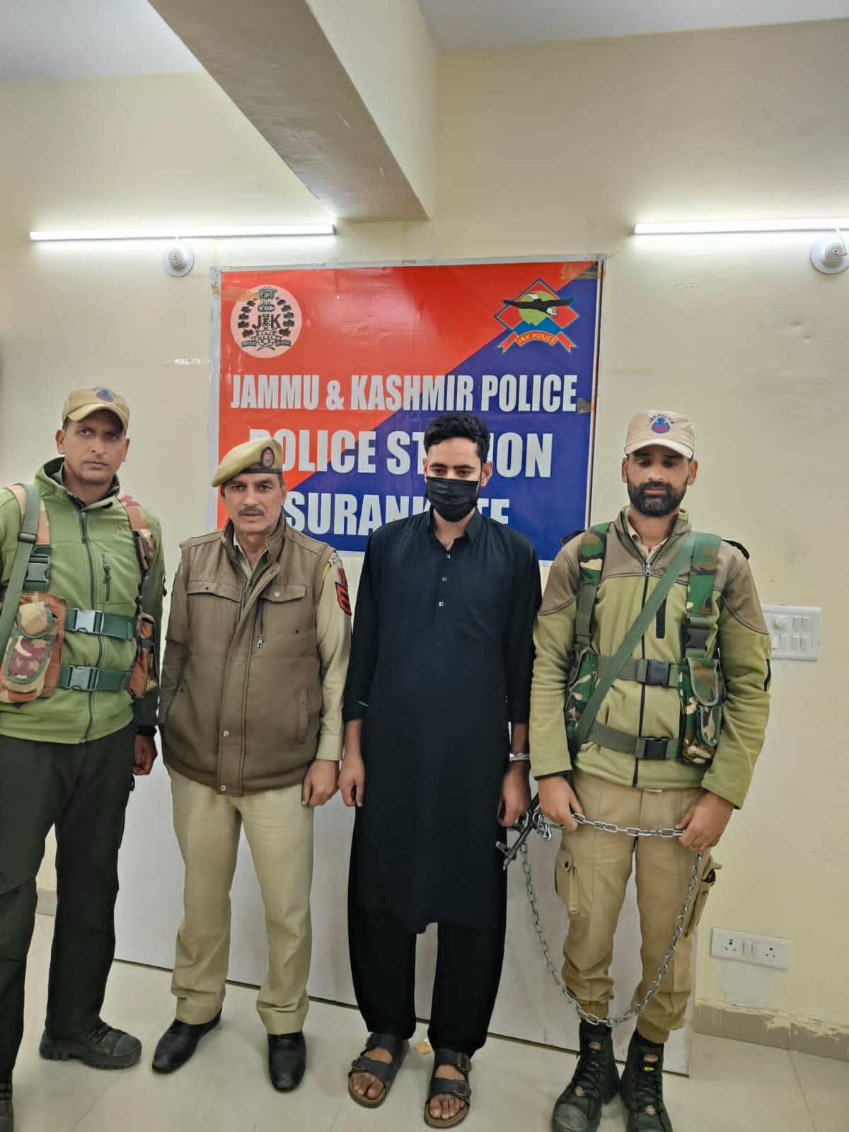 पूंछ पुलिस ने 1 अक्टूबर 2026 को पूंछ में आर्मी बैरियर गेट के पास वाहन की चेकिंग के दौरान मकसूद अहमद के कब्जे से लगभग 15-20 ग्राम चरस बरामद करने के बाद उसे गिरफ्तार कर लिया। * आरोप