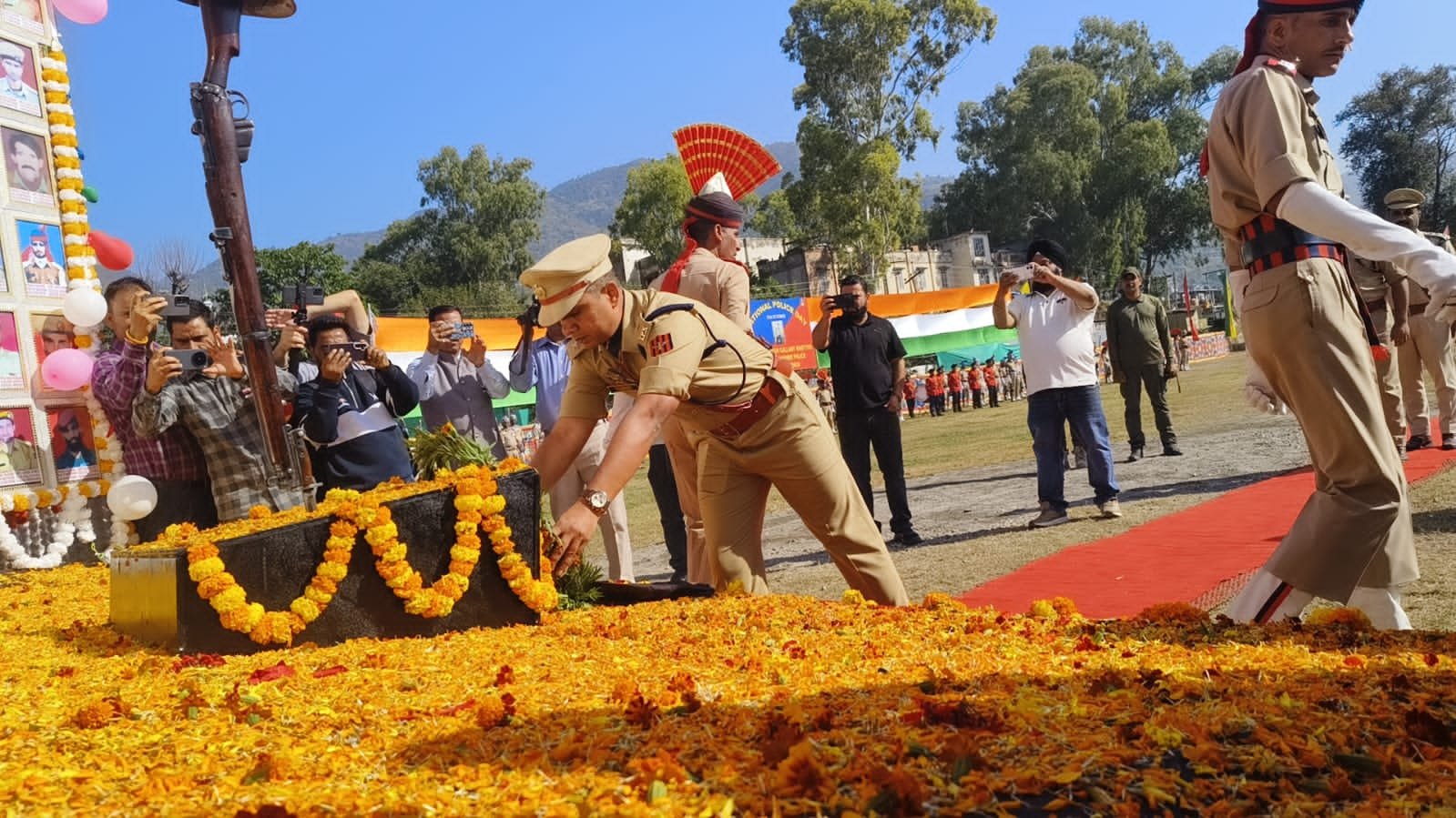 पूंछ में राष्ट्रीय पुलिस स्मृति दिवस पर शहीदों को दी गई भावभीनी श्रद्धांजलि पूंछ, 21 अक्टूबर (विशेष संवाददाता): पुलिस ग्राउंड पूंछ में बुधवार को राष्ट्रीय पुलिस स्मृति दिवस पूरी so