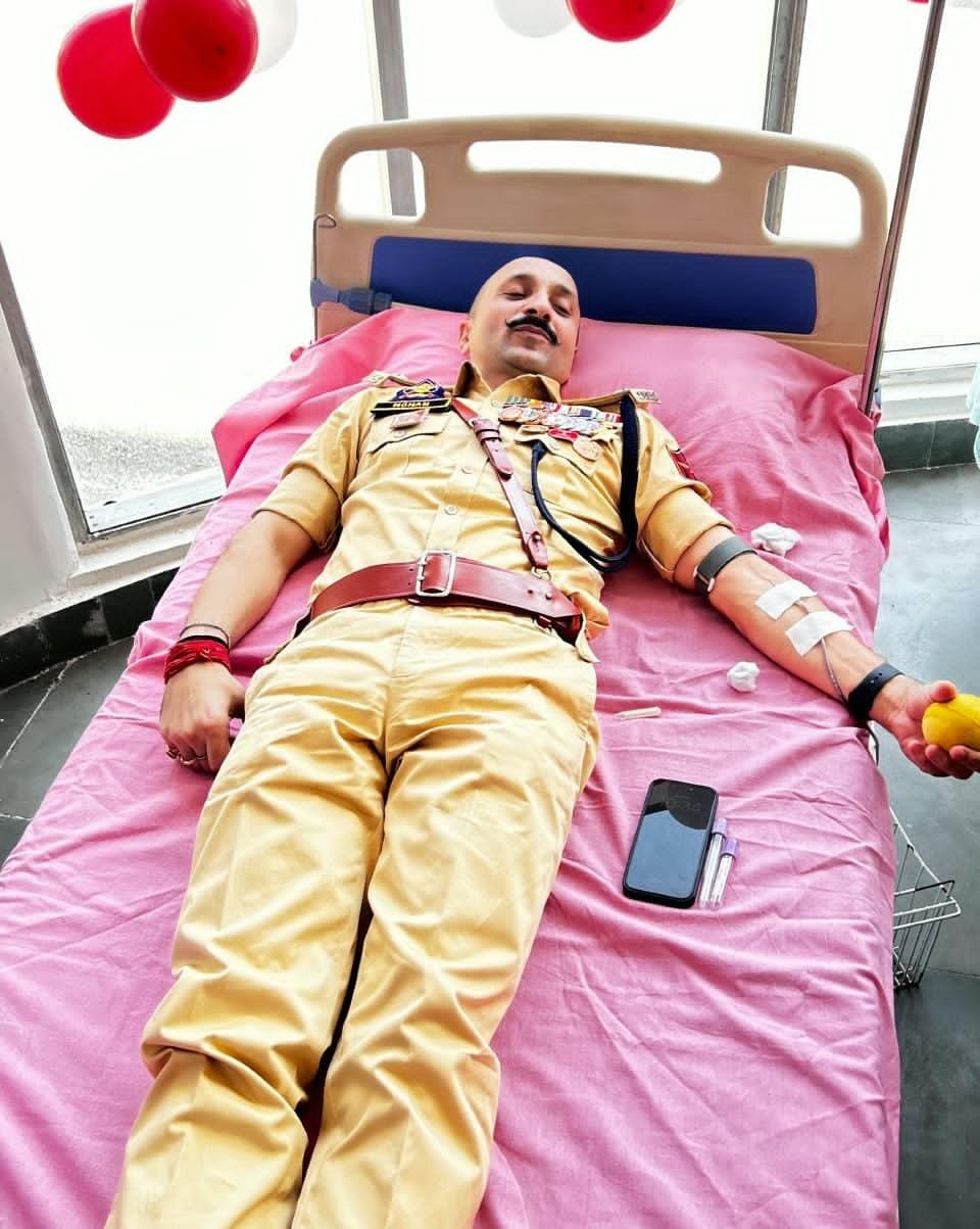 पुलिस शहीद दिवस पर एसपी ऑपरेशन्स जम्मू मोहन शर्मा ने किया रक्तदान जम्मू: राजेश कुमार जेके पुलिस शहीद दिवस के अवसर पर आयोजित एक विशेष रक्तदान शिविर (Blood Donation Camp) में एसपी