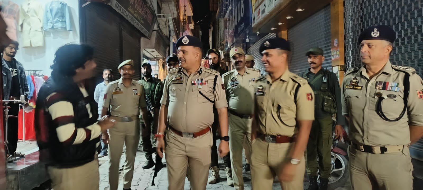पुंछ के मुख्य बाजार में पुलिस अधिकारियों का औचक दौरा, सुरक्षा व्यवस्था का लिया जायजा पुंछ, 22 अक्टूबर: दीपावली के त्योहारी सीजन को देखते हुए पुंछ में सुरक्षा व्यवस्था पूरी तरह चाक-