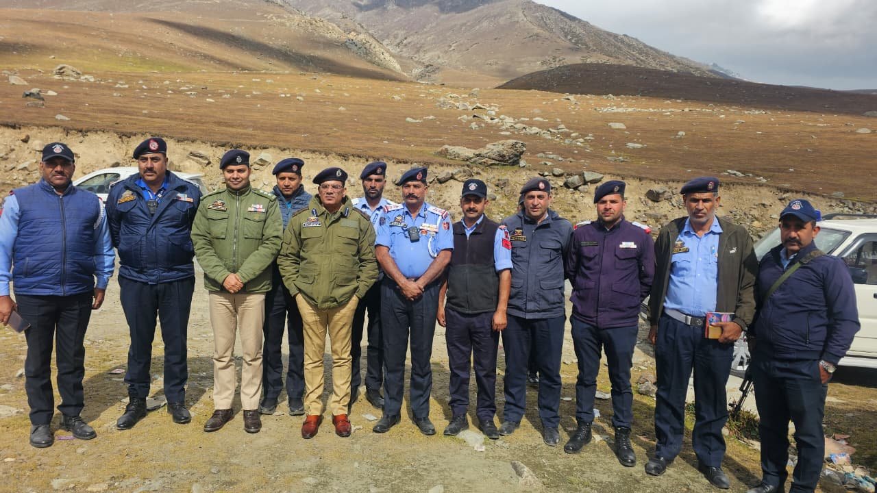एसएसपी ट्रैफिक मास्टर पॉपसी और डीएसपी ट्रैफिक एजाज चौधरी ने ऐतिहासिक मुगल रोड पर यातायात व्यवस्था की समीक्षा की पुंछ: एसएसपी ट्रैफिक रूरल जम्मू, मास्टर पॉपसी ने इस महत्वपूर्ण पहाड़