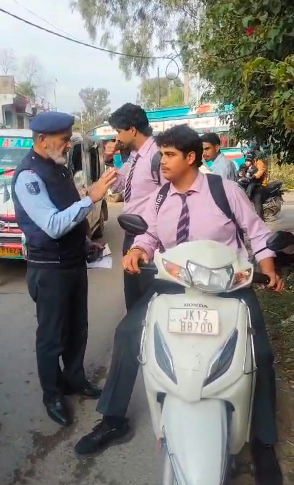 सड़क सुरक्षा: डीटीआई अहमद दीन ने स्कूली छात्रों को किया जागरूक, माता-पिता से हेलमेट और लाइसेंस सुनिश्चित करने की अपील पूंछ में सड़क सुरक्षा और यातायात नियमों के प्रति जागरूकता फैला