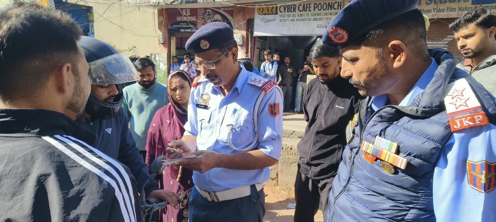 डीटीआई मंजूर कोहली पुंछ में दोबारा कार्यभार संभालते ही एक्शन मोड में, यातायात नियमों का उल्लंघन करने वालों पर सख्त कार्रवाई पुंछ: पुंछ में जिला ट्रैफिक इंस्पेक्टर (DTI) के रूप में