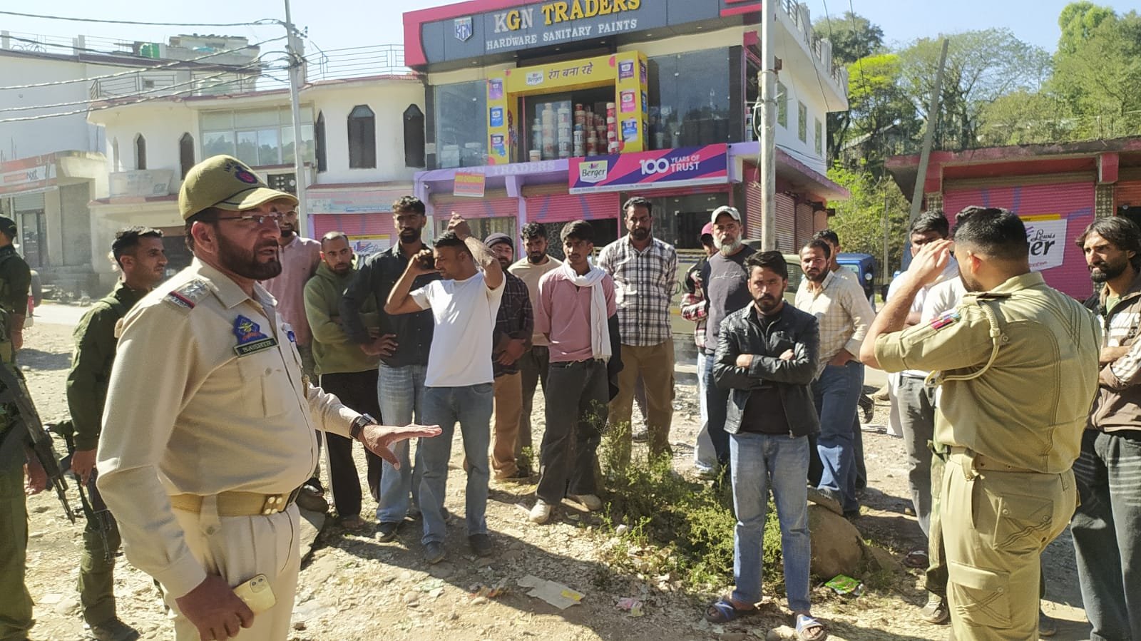 मेंढर में ई-रिक्शा चालकों पर SHO बशीर सख्त, नशे में वाहन चलाने और बिना लाइसेंस के खिलाफ होगी कार्रवाई बस स्टैंड पर ई-रिक्शा की आवाजाही सीमित करने के निर्देश, जाम रोकने और आपातकाली