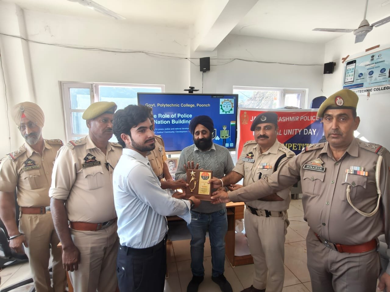 पूंछ, 29 अक्टूबर: भारत के पहले गृह मंत्री सरदार वल्लभभाई पटेल की जयंती के उपलक्ष्य में आयोजित कार्यक्रमों की श्रृंखला को जारी रखते हुए, जिला पुलिस पूंछ ने गवर्नमेंट पॉलिटेक्निक कॉल
