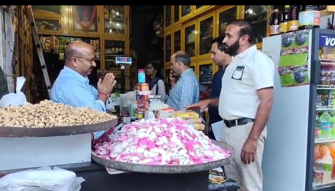 राजेश कुमार जेके लैक्शन सुंदरबनी दीपावली से पहले सुंदरबनी में खाद्य सुरक्षा विभाग की कार्रवाई, फूड सेफ्टी ऑफिसर जावेद इकबाल चौधरी ने टीम सहित दुकानों का किया औचक निरीक्षण सुंद