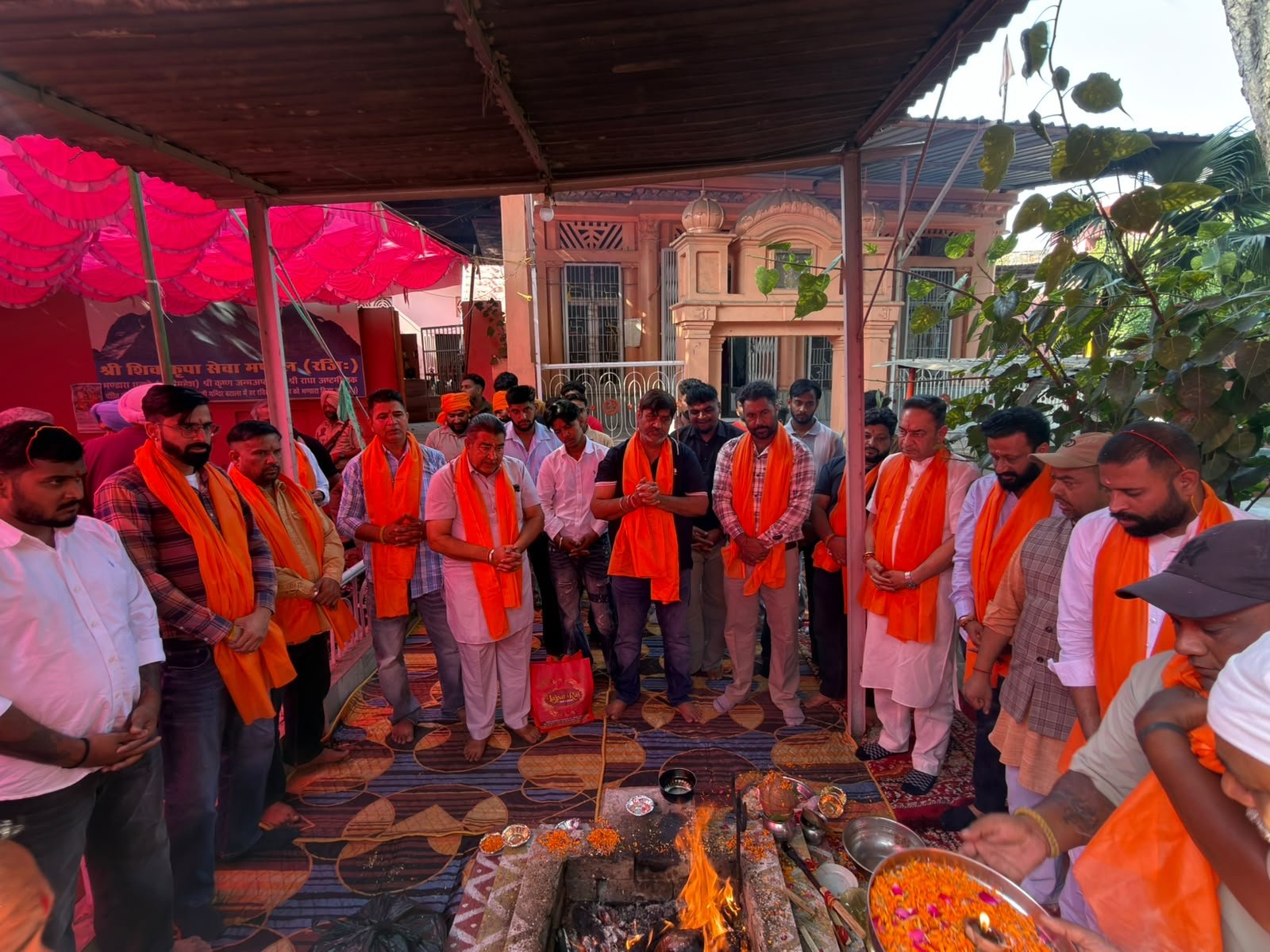 ਕਰਵਾ ਚੌਥ ’ਤੇ ਨਿਸ਼ਕਾਮ ਸੇਵਾ ਦੀ ਮਿਸਾਲ ਬਣੇ ਸੰਜੀਵ ਮੱਲਣ, ਲੋੜਵੰਦ ਸੁਹਾਗਣਾਂ ਦੇ ਚਿਹਰਿਆਂ ’ਤੇ ਮੁਸਕਾਨ ਲਿਆਉਣ ਦਾ ਉਪਰਾਲਾ ਅੱਜ ਵੀ ਯਾਦ ਬਟਾਲਾ (ਸੁਭਾਸ਼ ਸਹਿਗਲ) — ਤਿਉਹਾਰਾਂ ਦੀ ਅਸਲ ਖ਼ੁਸ਼ੀ ਉਦੋਂ ਹੋਰ ਵੀ ਵਧ ਜਾ