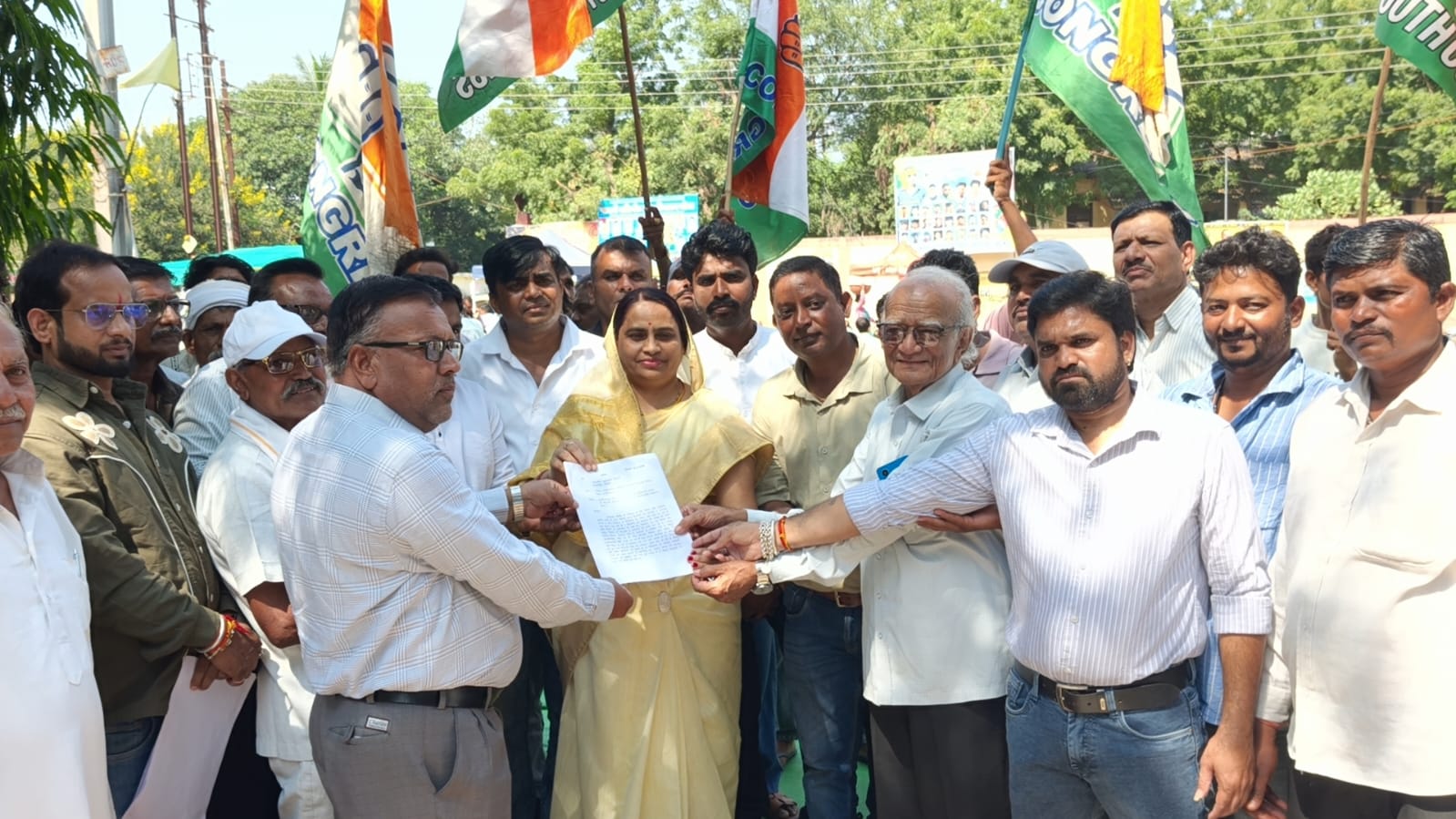 किसानों की समस्याओं को लेकर जोबट में धरना-प्रदर्शन, ग्रामीणों ने जनप्रतिनिधियों के साथ सौंपा ज्ञापन