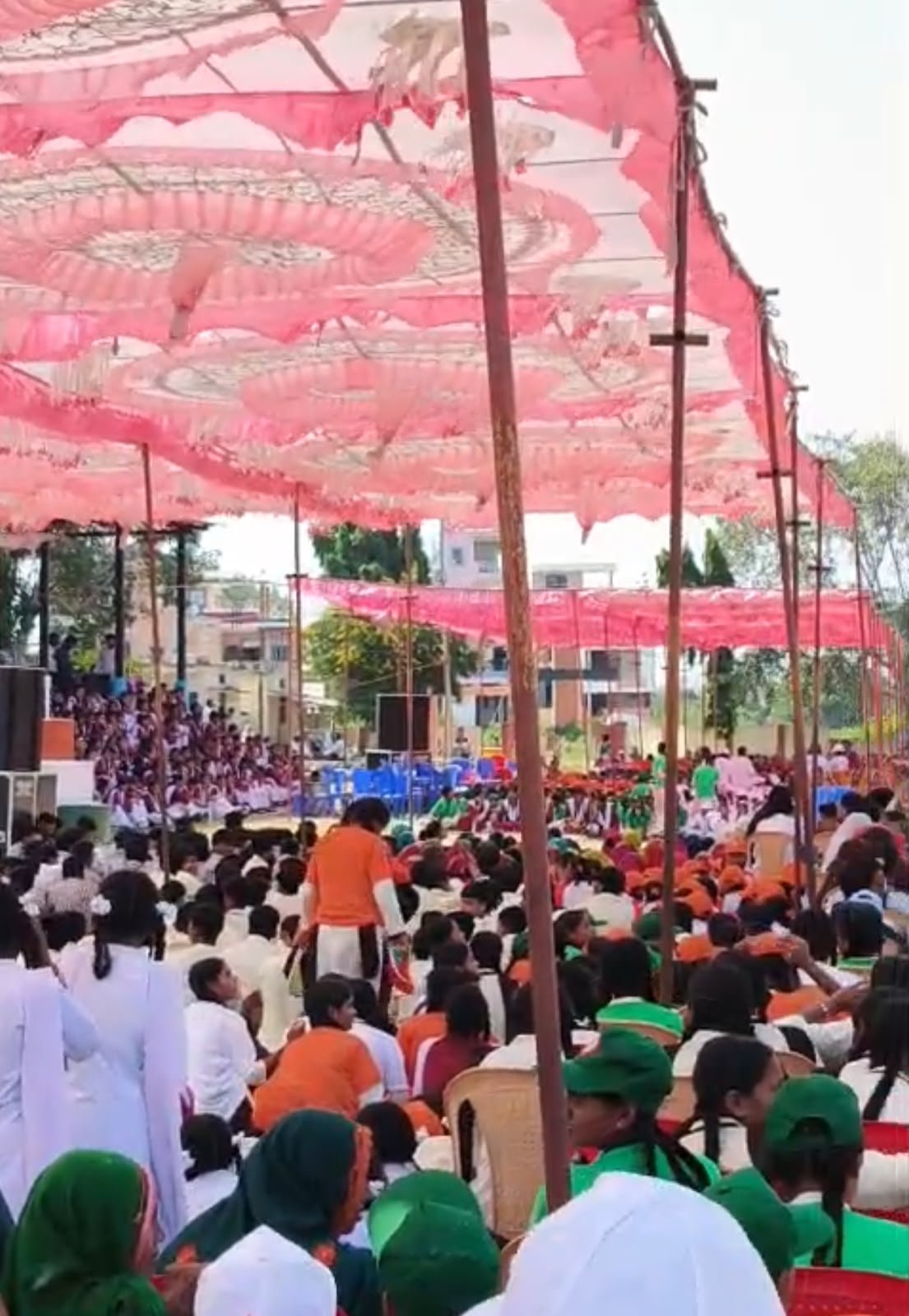 बच्चों को शिक्षा के लिए स्कूल भेजा जाता है, राजनीतिक कार्यक्रमों में भीड़ बढ़ाने के लिए नहीं। इ