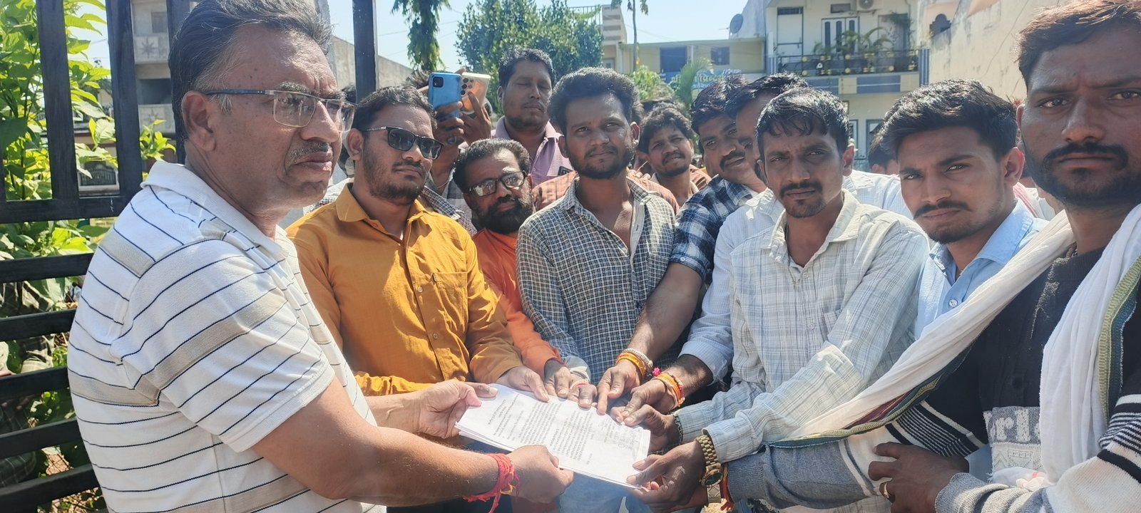 सेवा संकल्प अभियान में लगा शासन प्रशासन नहीं मिल रहा सही वोल्टेज