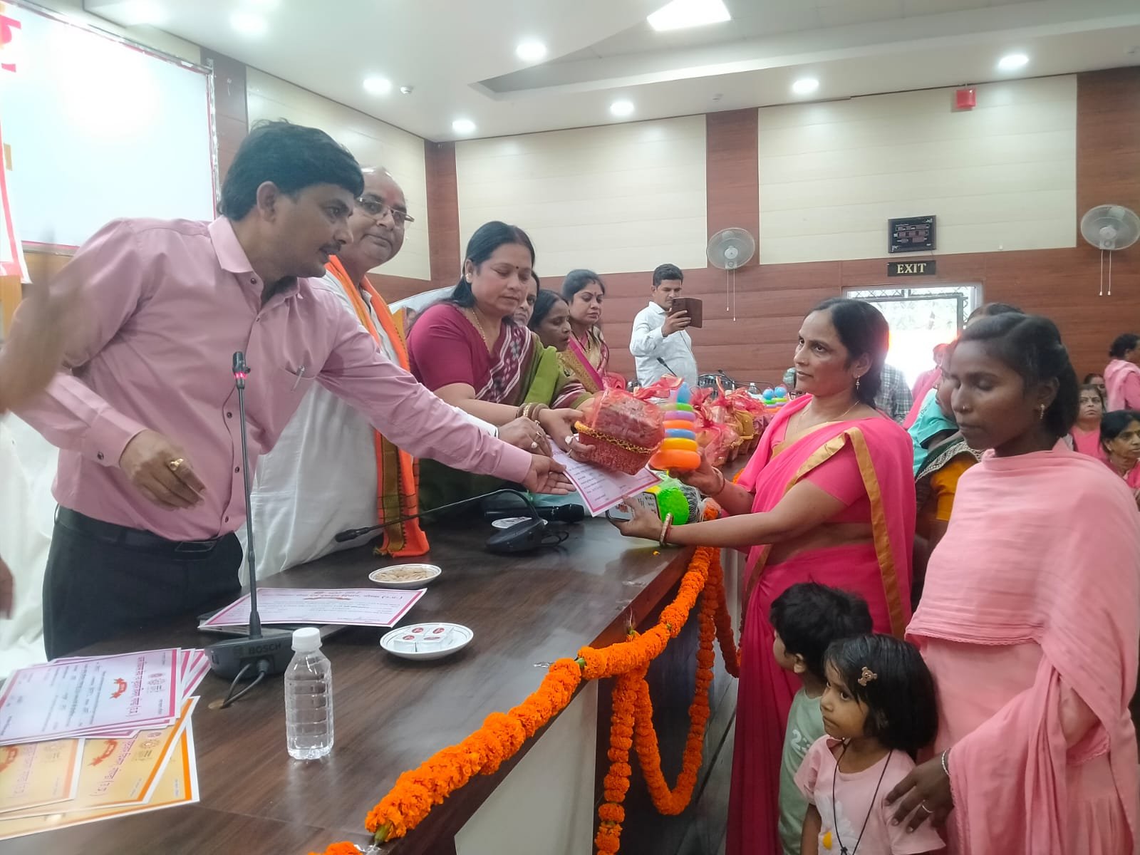 जिला पंचायत सभागार में आंगनबाड़ी कार्यकत्री एवं सहायिकाओं को किया गया सम्मानित